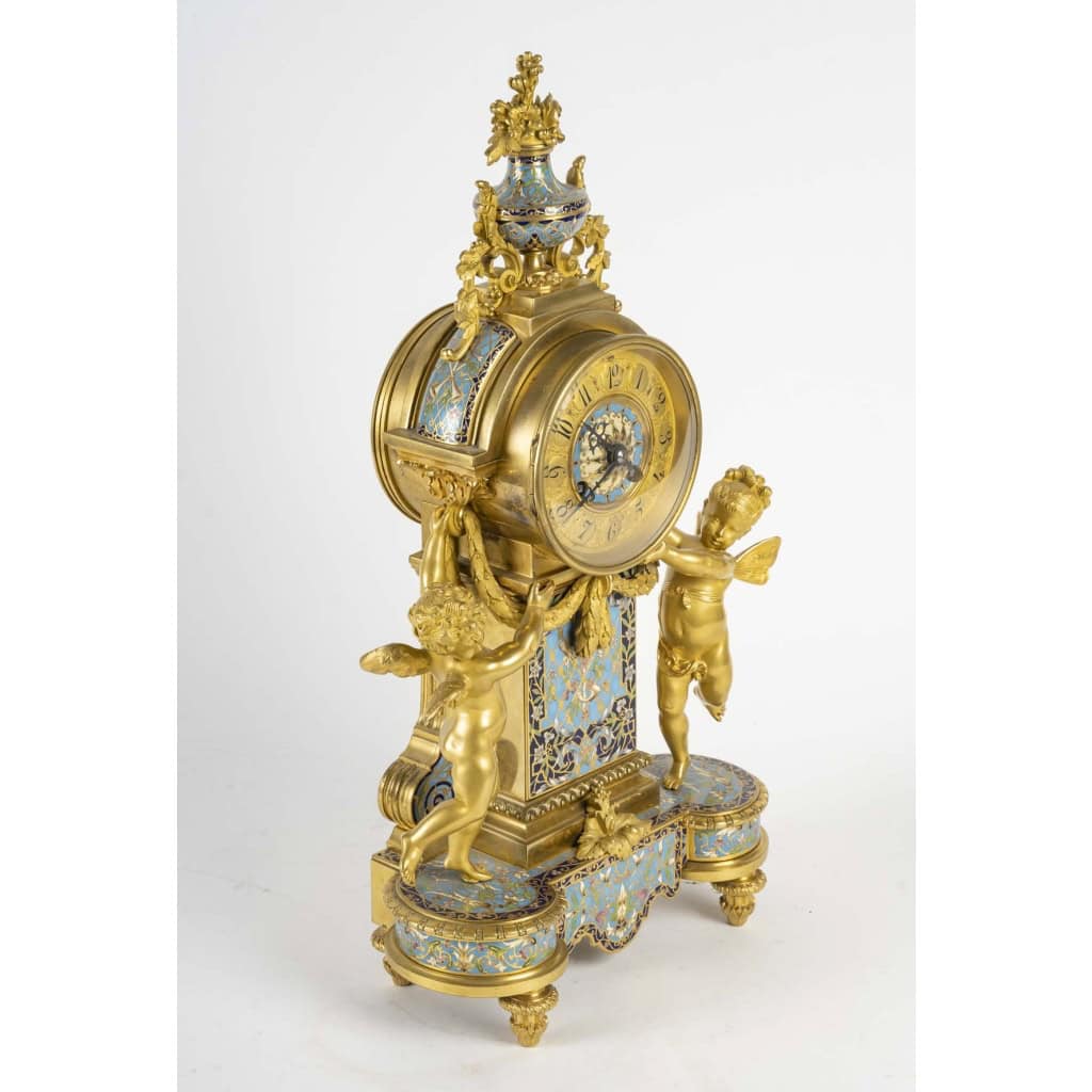 Garniture de cheminée en bronze émaillé d’époque 19em siècle cadran signé et le mouvement. | Biron Garniture de cheminée en bronze émaillé d’époque 19em siècle cadran signé et le mouvement.