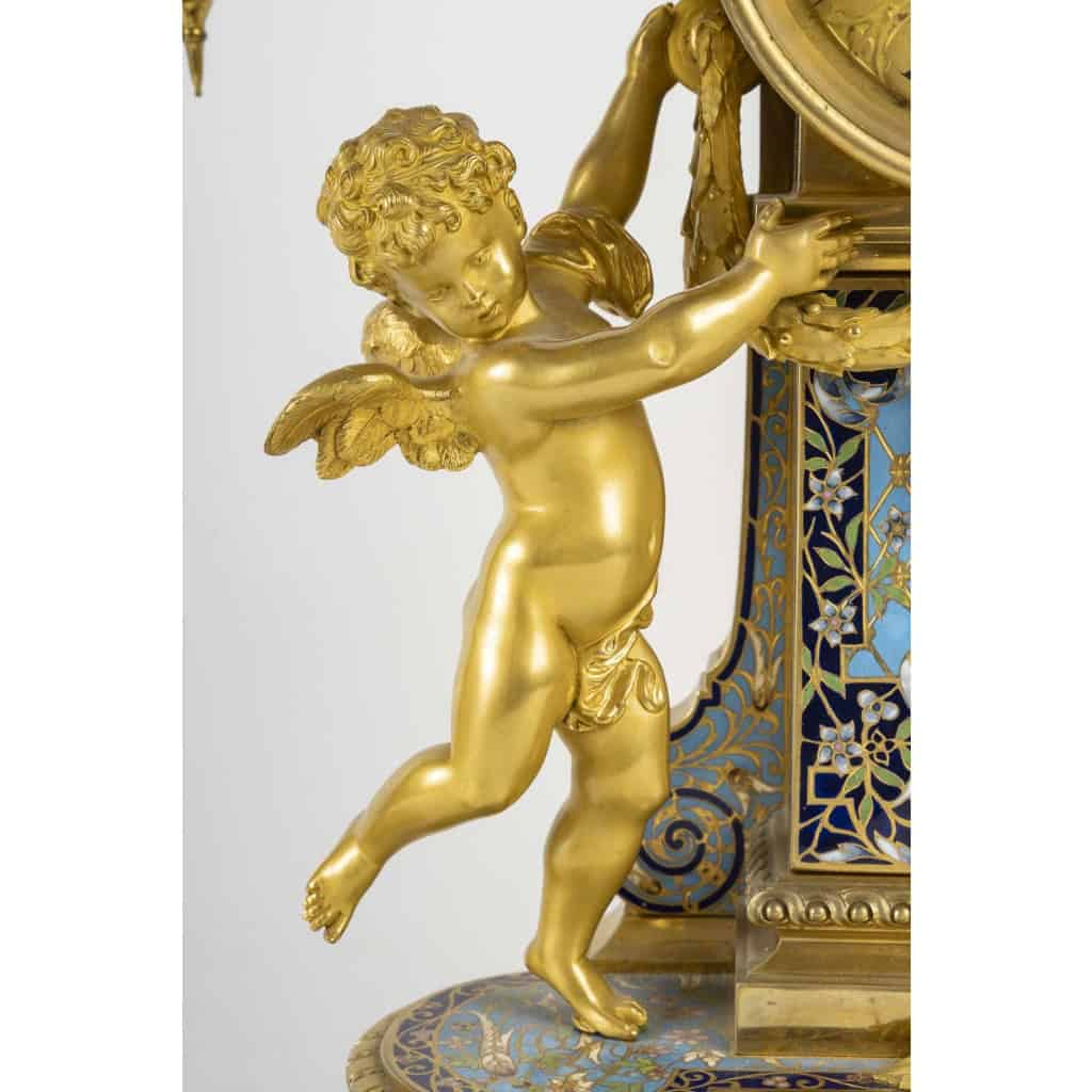 Garniture de cheminée en bronze émaillé d’époque 19em siècle cadran signé et le mouvement. | Biron Garniture de cheminée en bronze émaillé d’époque 19em siècle cadran signé et le mouvement.