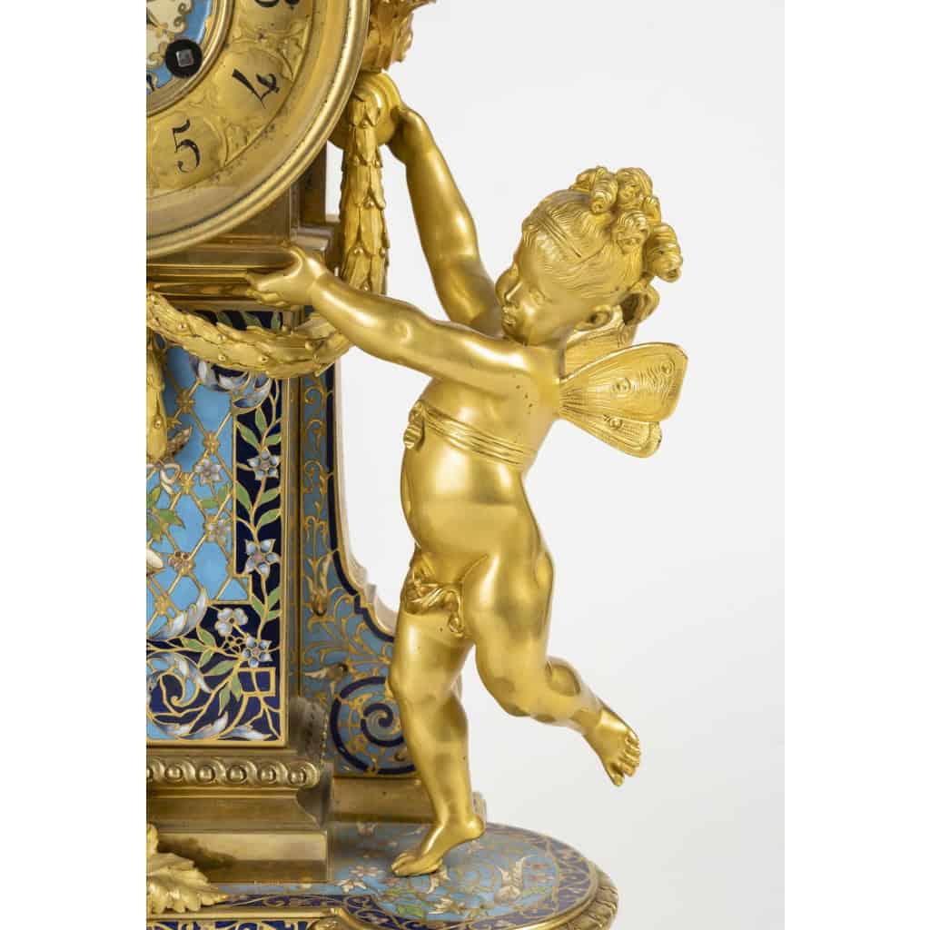 Garniture de cheminée en bronze émaillé d’époque 19em siècle cadran signé et le mouvement. | Biron Garniture de cheminée en bronze émaillé d’époque 19em siècle cadran signé et le mouvement.
