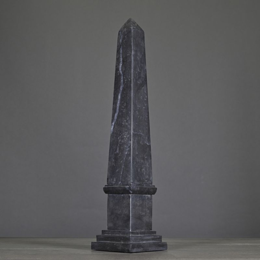 Paire D’Obélisque en Marbre gris et noir de style Napoléon III, XXème Siècle.