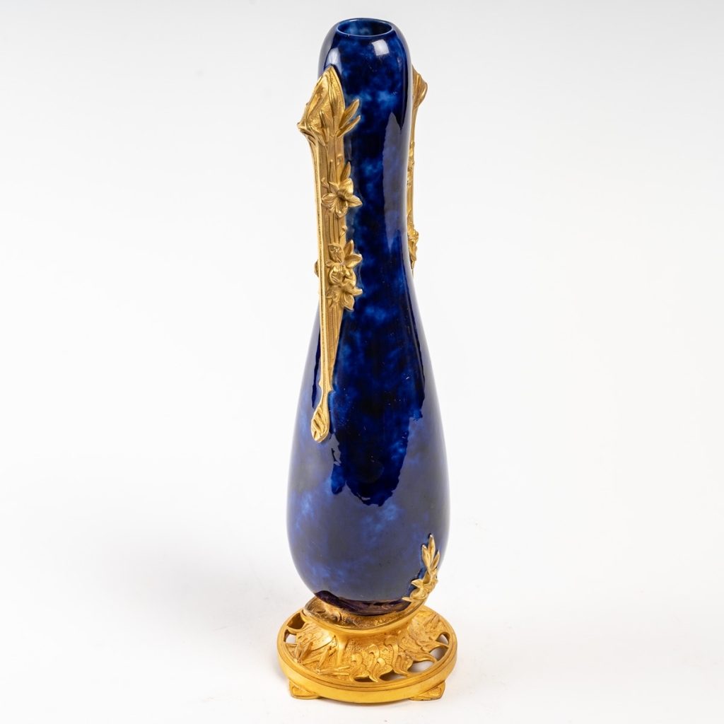 Soliflore bleu nuit en porcelaine monté sur socle en bronze doré, signé Paul Louchet, période Art Nouveau, début XXe siècle | Biron Soliflore bleu nuit en porcelaine monté sur socle en bronze doré, signé Paul Louchet, période Art Nouveau, début XXe siècle
