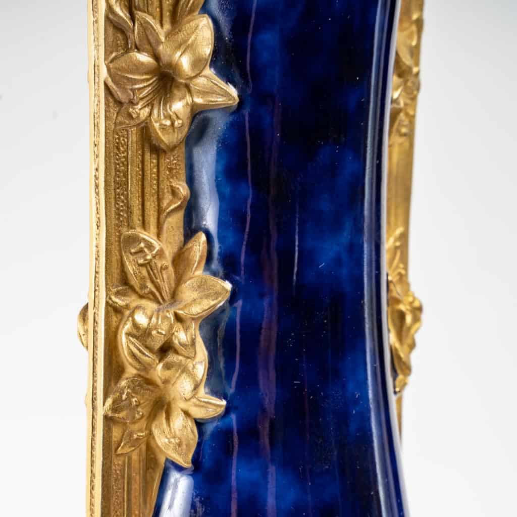 Soliflore bleu nuit en porcelaine monté sur socle en bronze doré, signé Paul Louchet, période Art Nouveau, début XXe siècle | Biron Soliflore bleu nuit en porcelaine monté sur socle en bronze doré, signé Paul Louchet, période Art Nouveau, début XXe siècle