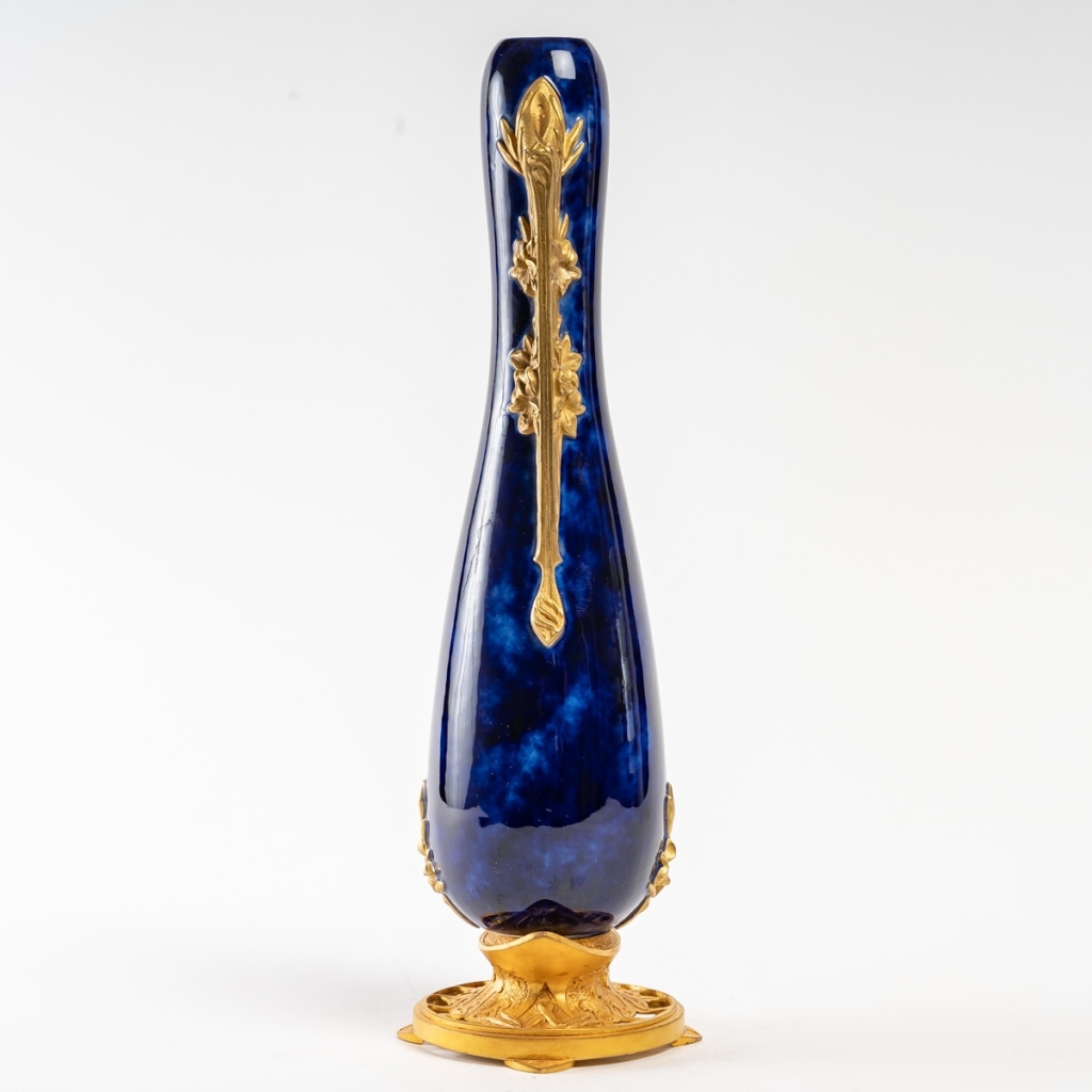 Soliflore bleu nuit en porcelaine monté sur socle en bronze doré, signé Paul Louchet, période Art Nouveau, début XXe siècle | Biron Soliflore bleu nuit en porcelaine monté sur socle en bronze doré, signé Paul Louchet, période Art Nouveau, début XXe siècle
