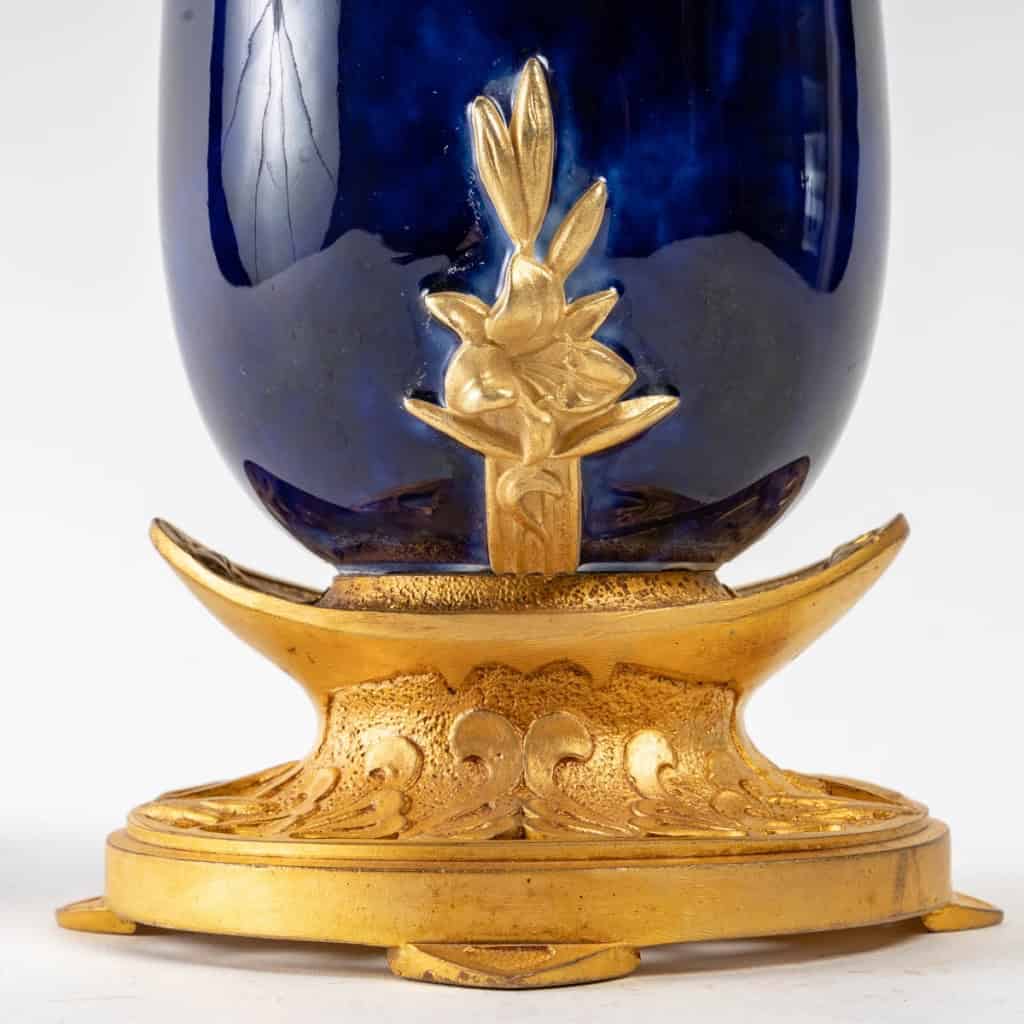 Soliflore bleu nuit en porcelaine monté sur socle en bronze doré, signé Paul Louchet, période Art Nouveau, début XXe siècle | Biron Soliflore bleu nuit en porcelaine monté sur socle en bronze doré, signé Paul Louchet, période Art Nouveau, début XXe siècle