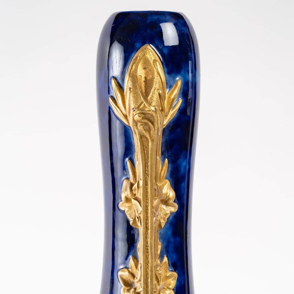 Soliflore bleu nuit en porcelaine monté sur socle en bronze doré, signé Paul Louchet, période Art Nouveau, début XXe siècle | Biron Soliflore bleu nuit en porcelaine monté sur socle en bronze doré, signé Paul Louchet, période Art Nouveau, début XXe siècle