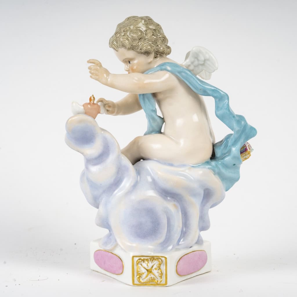 Porcelain figurine from the Meissen factory, series of angels with mottos called Devisenkinder, XIX1st century | Biron Porcelain figurine from the Meissen factory, series of angels with mottoes known as Devisenkinder, XIXth century
