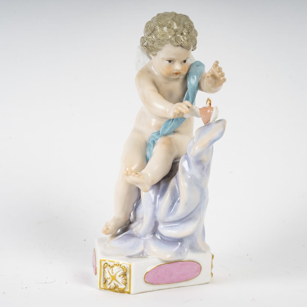 Porcelain figurine from the Meissen factory, series of angels with mottos called Devisenkinder, XIX1st century | Biron Porcelain figurine from the Meissen factory, series of angels with mottoes known as Devisenkinder, XIXth century