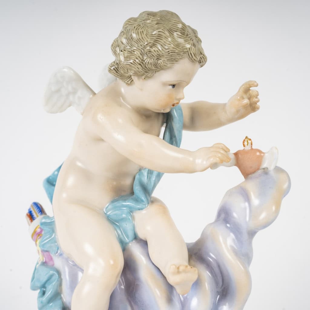 Porcelain figurine from the Meissen factory, series of angels with mottos called Devisenkinder, XIX1st century | Biron Porcelain figurine from the Meissen factory, series of angels with mottoes known as Devisenkinder, XIXth century