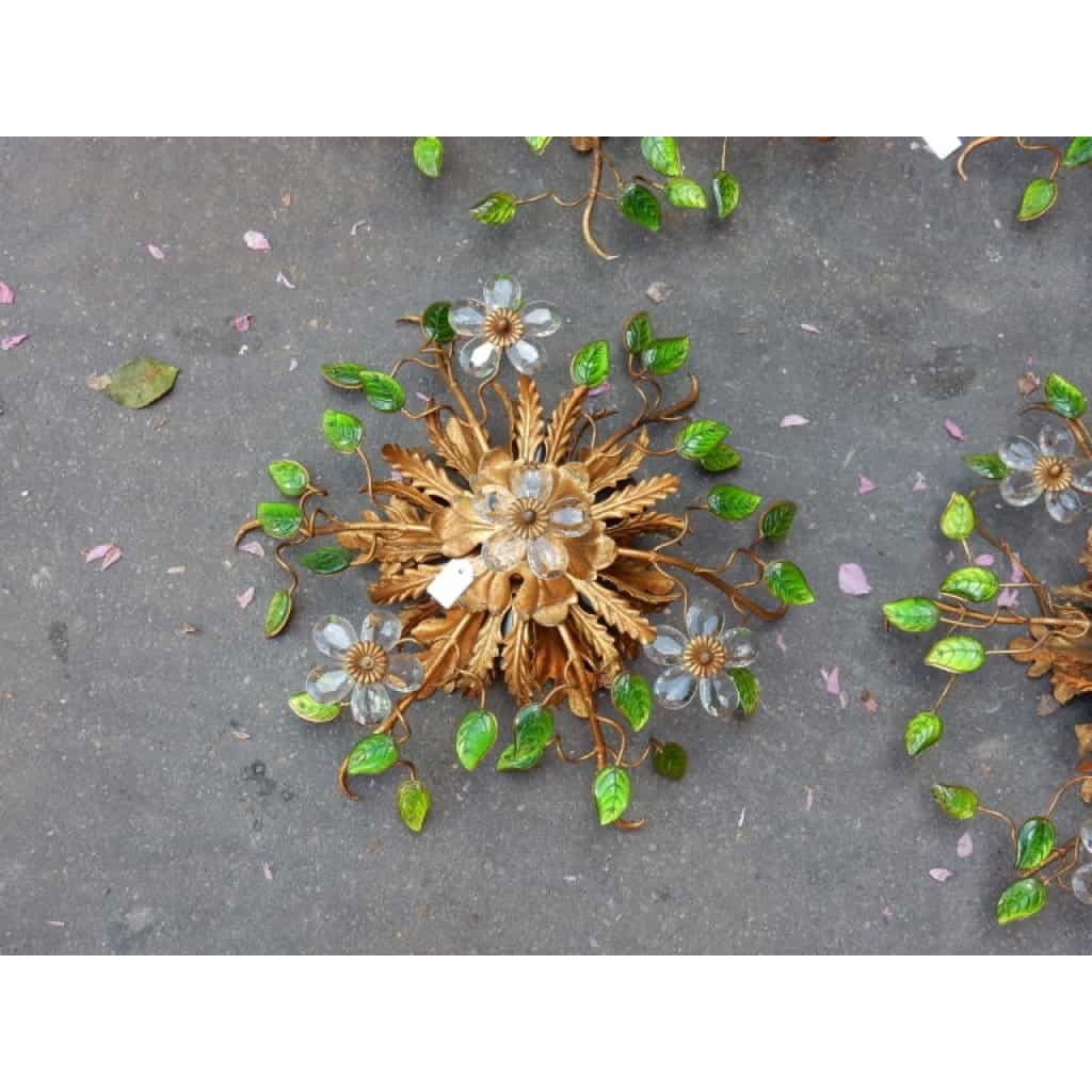 1970′ Paire de Plafonniers ou Appliques à Décor de Fleurs et Feuilles en Métal Doré Style Maison Baguès ou Banci Feuilles en Verre de Couleur Verte | Biron 1970′ Paire de Plafonniers ou Appliques à Décor de Fleurs et Feuilles en Métal Doré Style Maison Baguès ou Banci Feuilles en Verre de Couleur Verte