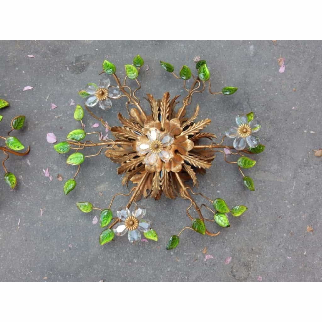 1970′ Paire de Plafonniers ou Appliques à Décor de Fleurs et Feuilles en Métal Doré Style Maison Baguès ou Banci Feuilles en Verre de Couleur Verte | Biron 1970′ Paire de Plafonniers ou Appliques à Décor de Fleurs et Feuilles en Métal Doré Style Maison Baguès ou Banci Feuilles en Verre de Couleur Verte