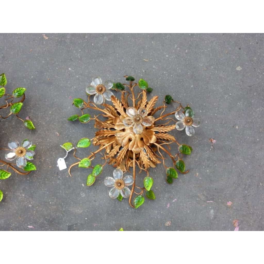1970′ Paire de Plafonniers ou Appliques à Décor de Fleurs et Feuilles en Métal Doré Style Maison Baguès ou Banci Feuilles en Verre de Couleur Verte | Biron 1970′ Paire de Plafonniers ou Appliques à Décor de Fleurs et Feuilles en Métal Doré Style Maison Baguès ou Banci Feuilles en Verre de Couleur Verte