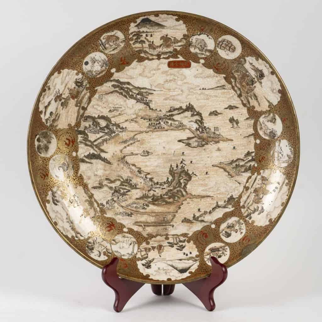 Plat japonais avec décors d’îles. | Biron ||||||||||||||