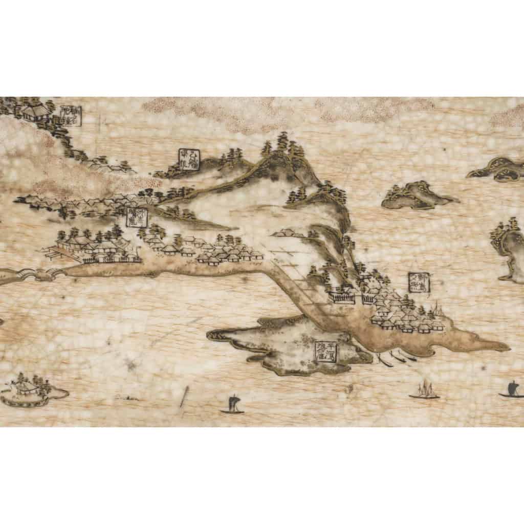 Plat japonais avec décors d’îles. | Biron Plat japonais avec décors d'îles.