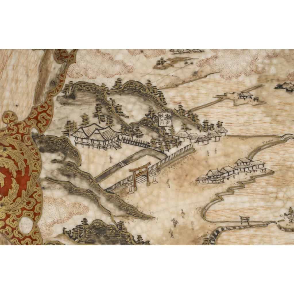 Plat japonais avec décors d’îles. | Biron Plat japonais avec décors d'îles.
