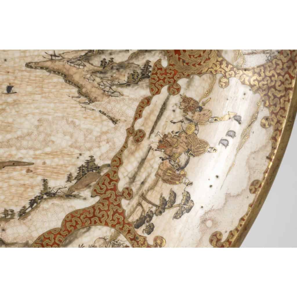 Plat japonais avec décors d’îles. | Biron Plat japonais avec décors d'îles.