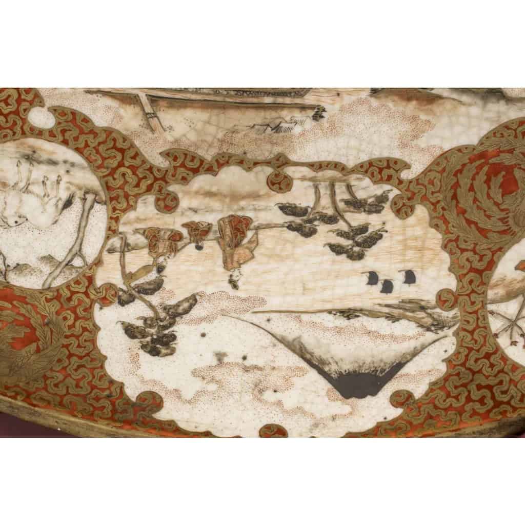 Plat japonais avec décors d’îles. | Biron Plat japonais avec décors d'îles.