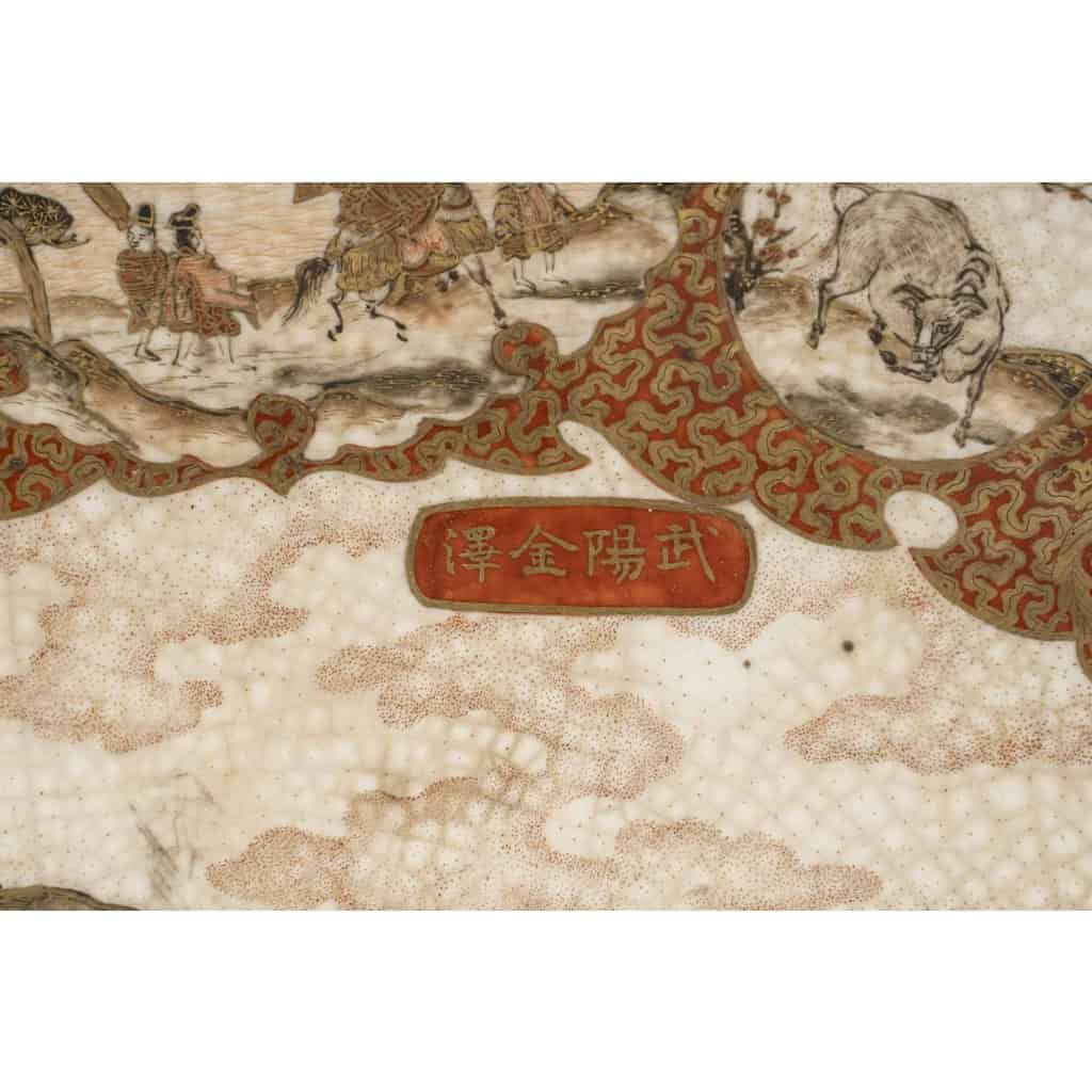 Plat japonais avec décors d’îles. | Biron Plat japonais avec décors d'îles.