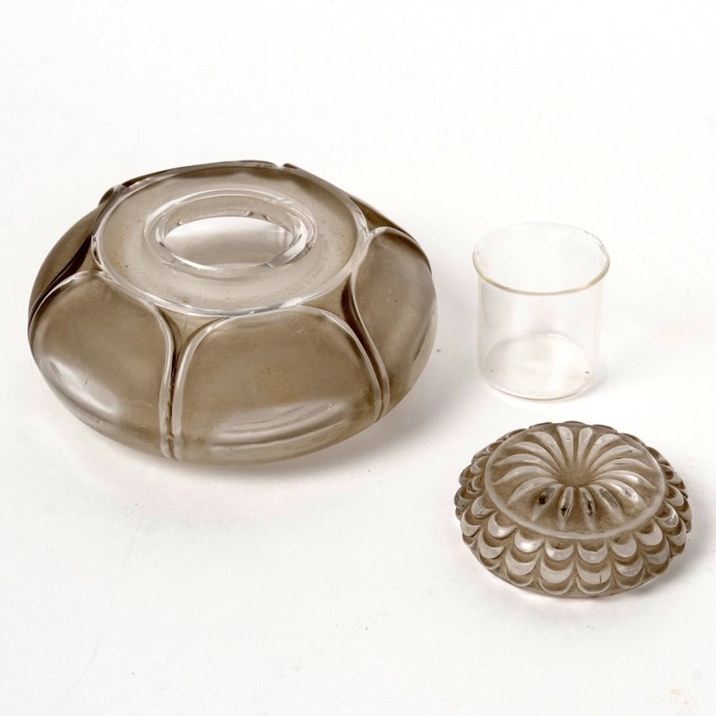 Encrier « Nénuphar » verre blanc patiné gris de René LALIQUE | Biron Encrier "Nénuphar" verre blanc patiné gris de René LALIQUE