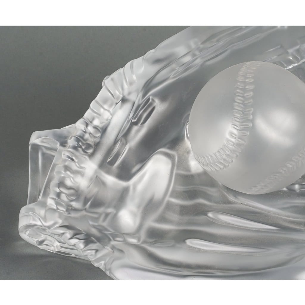 Gant de base-ball en cristal formant une coupe, XXème siècle. | Biron Gant de base-ball en cristal formant une coupe, XXème siècle.