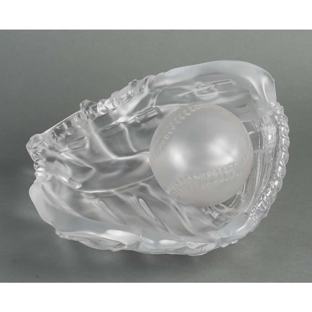 Gant de base-ball en cristal formant une coupe, XXème siècle. | Biron Gant de base-ball en cristal formant une coupe, XXème siècle.