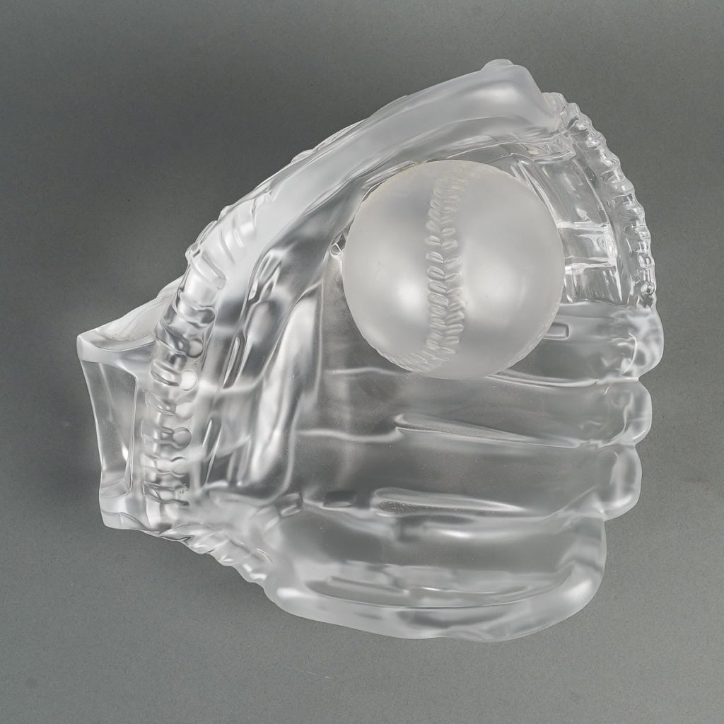 Gant de base-ball en cristal formant une coupe, XXème siècle. | Biron Gant de base-ball en cristal formant une coupe, XXème siècle.
