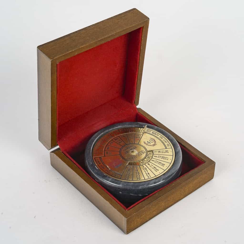 Calendrier scientifique en laiton et marbre pour les 40 ans, 1991-2030. | Biron ||||