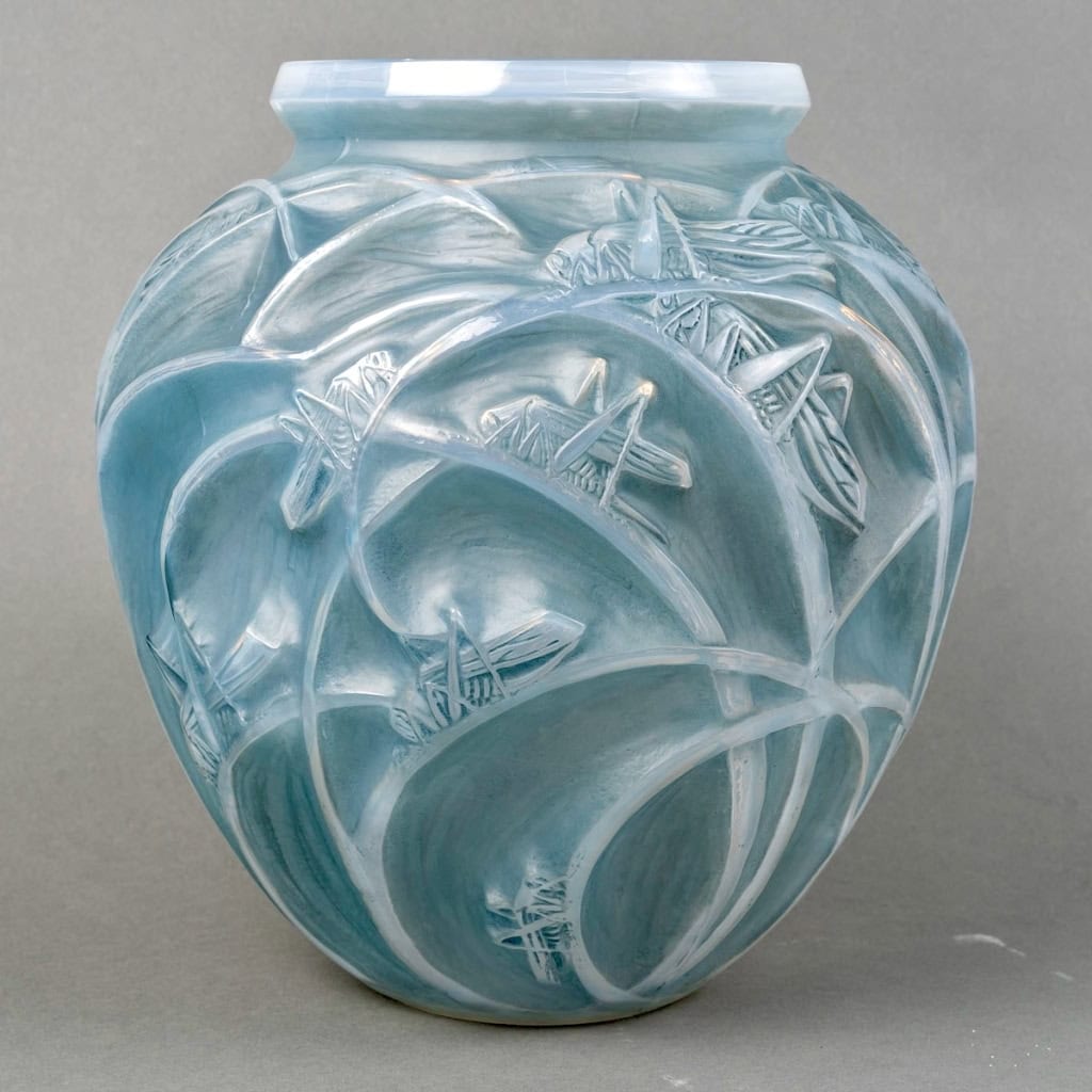 Vase « Sauterelles » verre opalescent patiné bleu de René LALIQUE | Biron |||||||