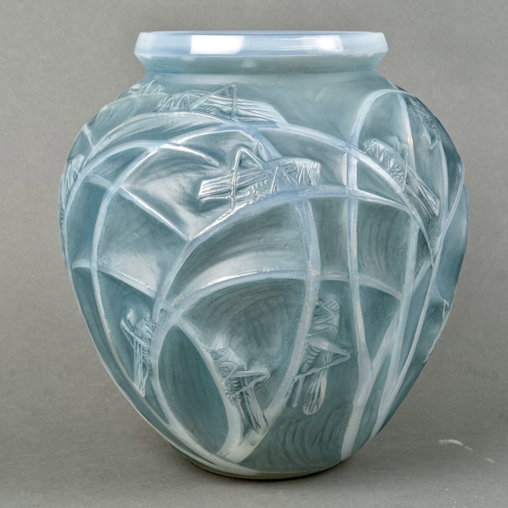 Vase « Sauterelles » verre opalescent patiné bleu de René LALIQUE | Biron Vase "Sauterelles" verre opalescent patiné bleu de René LALIQUE
