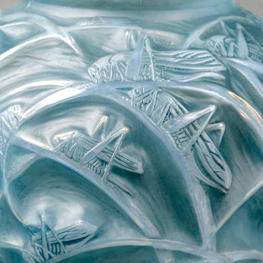 Vase « Sauterelles » verre opalescent patiné bleu de René LALIQUE | Biron Vase "Sauterelles" verre opalescent patiné bleu de René LALIQUE