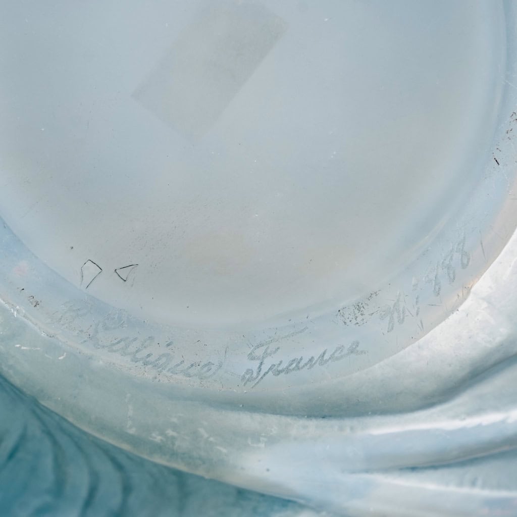 Vase « Sauterelles » verre opalescent patiné bleu de René LALIQUE | Biron Vase "Sauterelles" verre opalescent patiné bleu de René LALIQUE