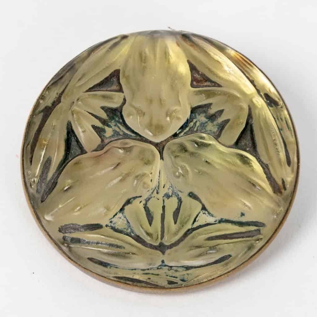 Broche « Grenouilles » verre blanc patiné vert foncé sur clinquant jaune de René LALIQUE | Biron |||||||