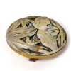 Broche « Grenouilles » verre blanc patiné vert foncé sur clinquant jaune de René LALIQUE | Biron Broche "Grenouilles" verre blanc patiné vert foncé sur clinquant jaune de René LALIQUE