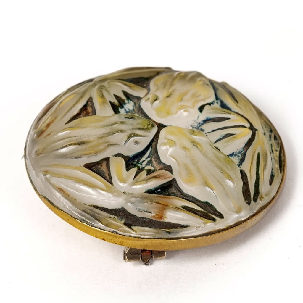 Broche « Grenouilles » verre blanc patiné vert foncé sur clinquant jaune de René LALIQUE | Biron Broche "Grenouilles" verre blanc patiné vert foncé sur clinquant jaune de René LALIQUE