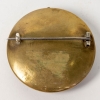 Broche « Grenouilles » verre blanc patiné vert foncé sur clinquant jaune de René LALIQUE | Biron Broche "Grenouilles" verre blanc patiné vert foncé sur clinquant jaune de René LALIQUE