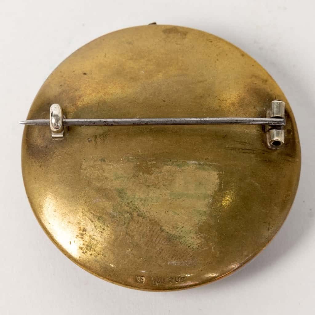 Broche « Grenouilles » verre blanc patiné vert foncé sur clinquant jaune de René LALIQUE | Biron Broche "Grenouilles" verre blanc patiné vert foncé sur clinquant jaune de René LALIQUE