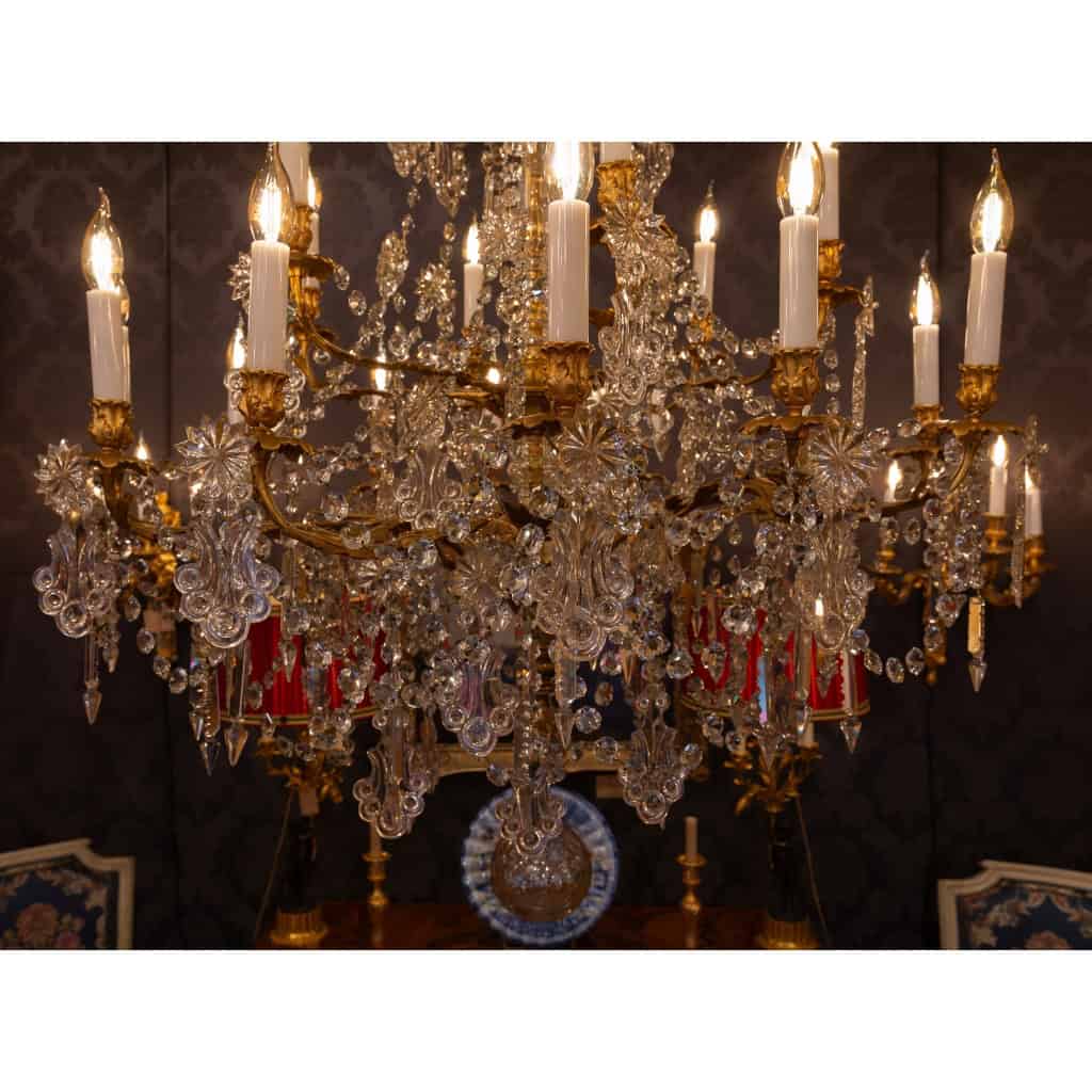 Lustre à dix-huit lumières en bronze ciselé et doré et décor de cristal Baccarat vers 1850-1860 | Biron Lustre à dix-huit lumières en bronze ciselé et doré et décor de cristal Baccarat vers 1850-1860