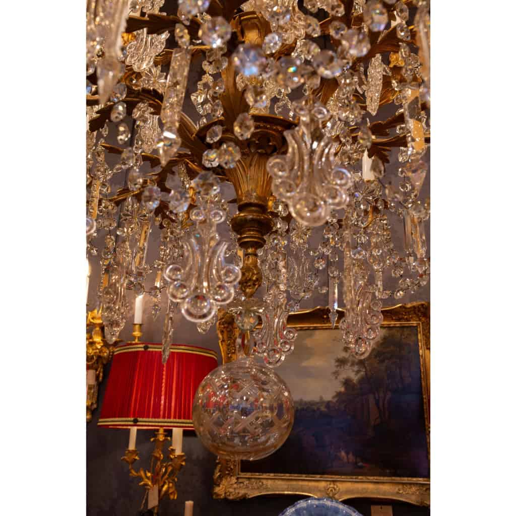 Lustre à dix-huit lumières en bronze ciselé et doré et décor de cristal Baccarat vers 1850-1860 | Biron Lustre à dix-huit lumières en bronze ciselé et doré et décor de cristal Baccarat vers 1850-1860