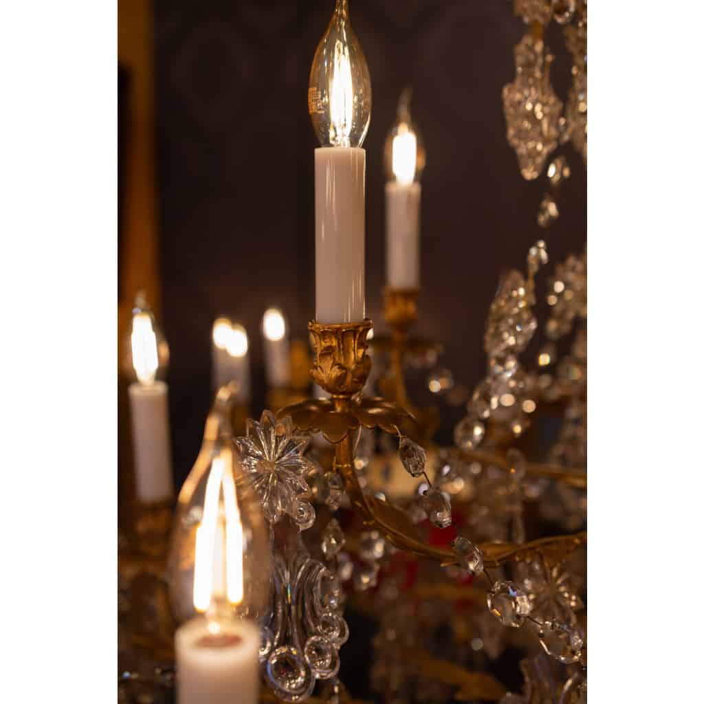 Lustre à dix-huit lumières en bronze ciselé et doré et décor de cristal Baccarat vers 1850-1860 | Biron Lustre à dix-huit lumières en bronze ciselé et doré et décor de cristal Baccarat vers 1850-1860