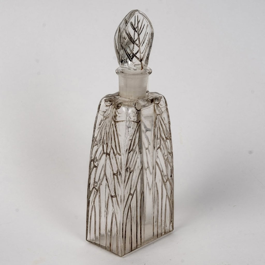 Flacon Lotion « Cigalia » verre blanc patiné gris de René LALIQUE | Biron Flacon Lotion "Cigalia" verre blanc patiné gris de René LALIQUE