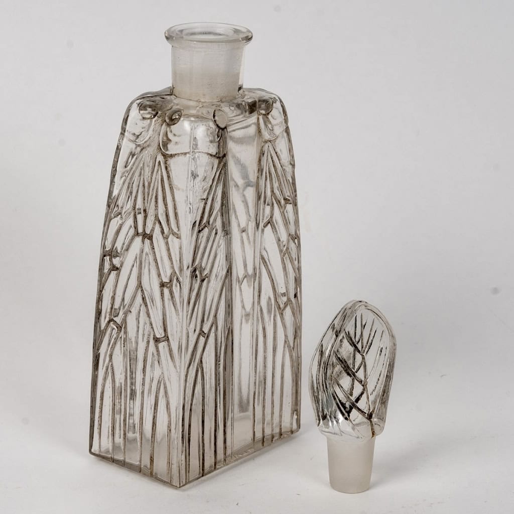 Flacon Lotion « Cigalia » verre blanc patiné gris de René LALIQUE | Biron Flacon Lotion "Cigalia" verre blanc patiné gris de René LALIQUE
