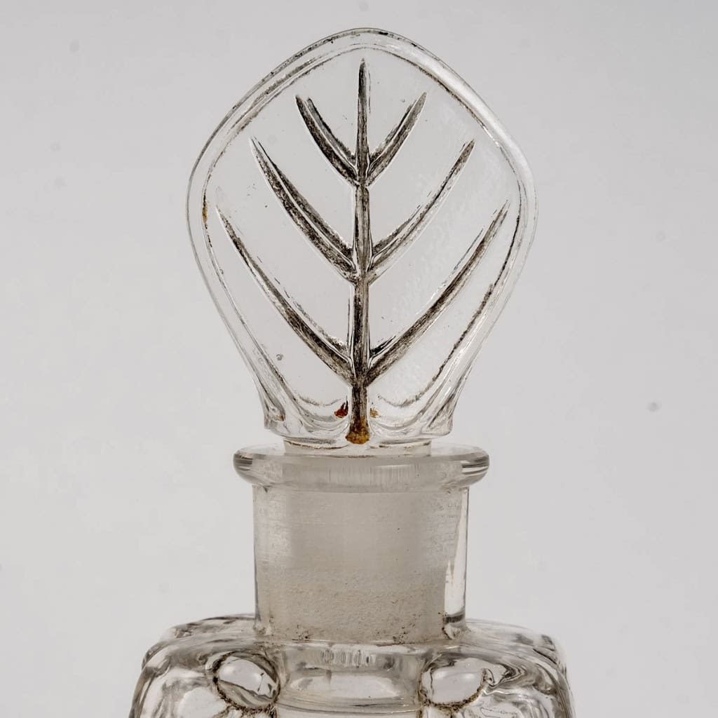 Flacon Lotion « Cigalia » verre blanc patiné gris de René LALIQUE | Biron Flacon Lotion "Cigalia" verre blanc patiné gris de René LALIQUE