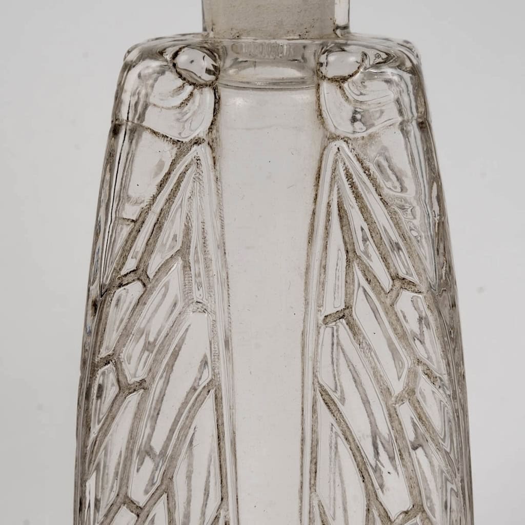 Flacon Lotion « Cigalia » verre blanc patiné gris de René LALIQUE | Biron Flacon Lotion "Cigalia" verre blanc patiné gris de René LALIQUE