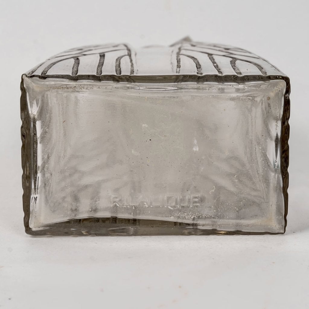 Flacon Lotion « Cigalia » verre blanc patiné gris de René LALIQUE | Biron Flacon Lotion "Cigalia" verre blanc patiné gris de René LALIQUE