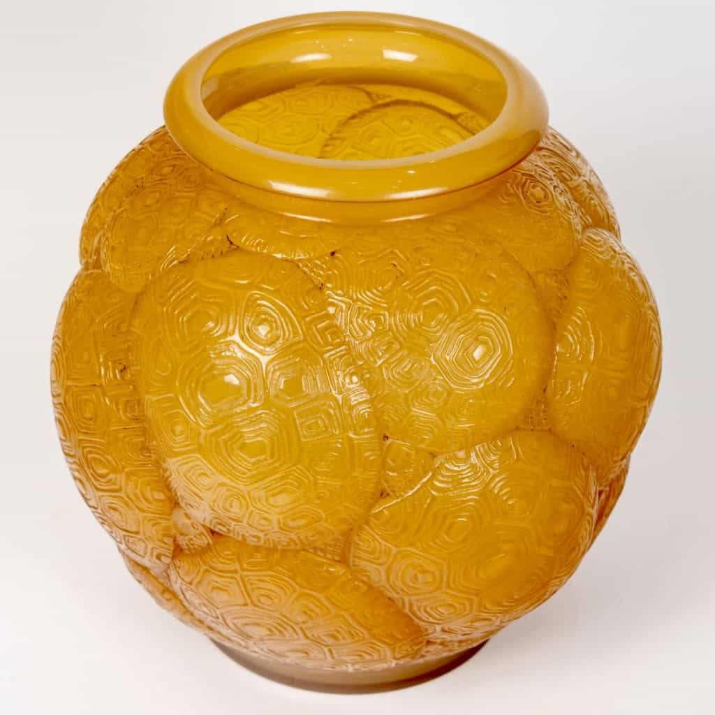 Vase « Tortue » verre butterscotch de René LALIQUE