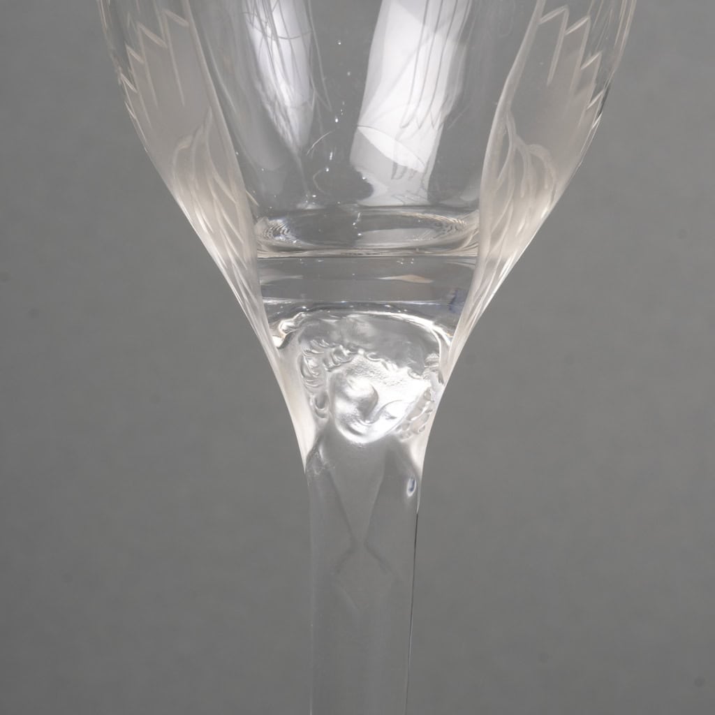 Suite de 6 flûtes à champagne « Ange de Reims » cristal blanc de LALIQUE France | Biron Suite de 6 flûtes à champagne "Ange de Reims" cristal blanc de LALIQUE France
