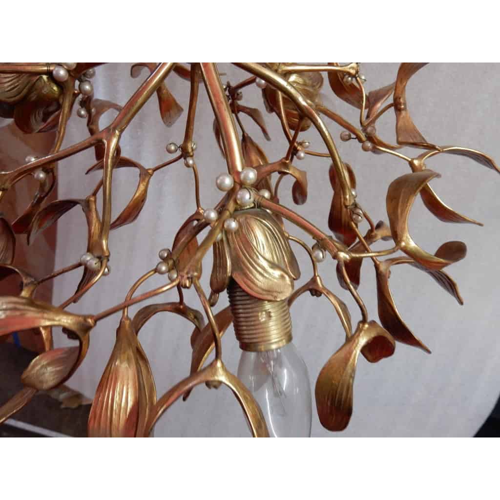 1900′ Lustre Boule de Gui en Bronze Doré Art Nouveau a 3 Lampes Diamètre 43 cm Douilles En Forme De Tulipes | Biron 1900′ Lustre Boule de Gui en Bronze Doré Art Nouveau a 3 Lampes Diamètre 43 cm Douilles En Forme De Tulipes