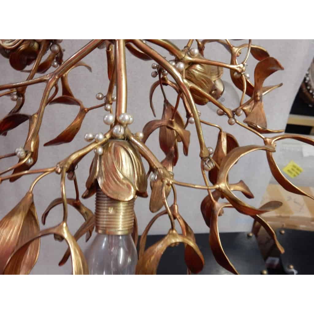 1900′ Lustre Boule de Gui en Bronze Doré Art Nouveau a 3 Lampes Diamètre 43 cm Douilles En Forme De Tulipes | Biron 1900′ Lustre Boule de Gui en Bronze Doré Art Nouveau a 3 Lampes Diamètre 43 cm Douilles En Forme De Tulipes