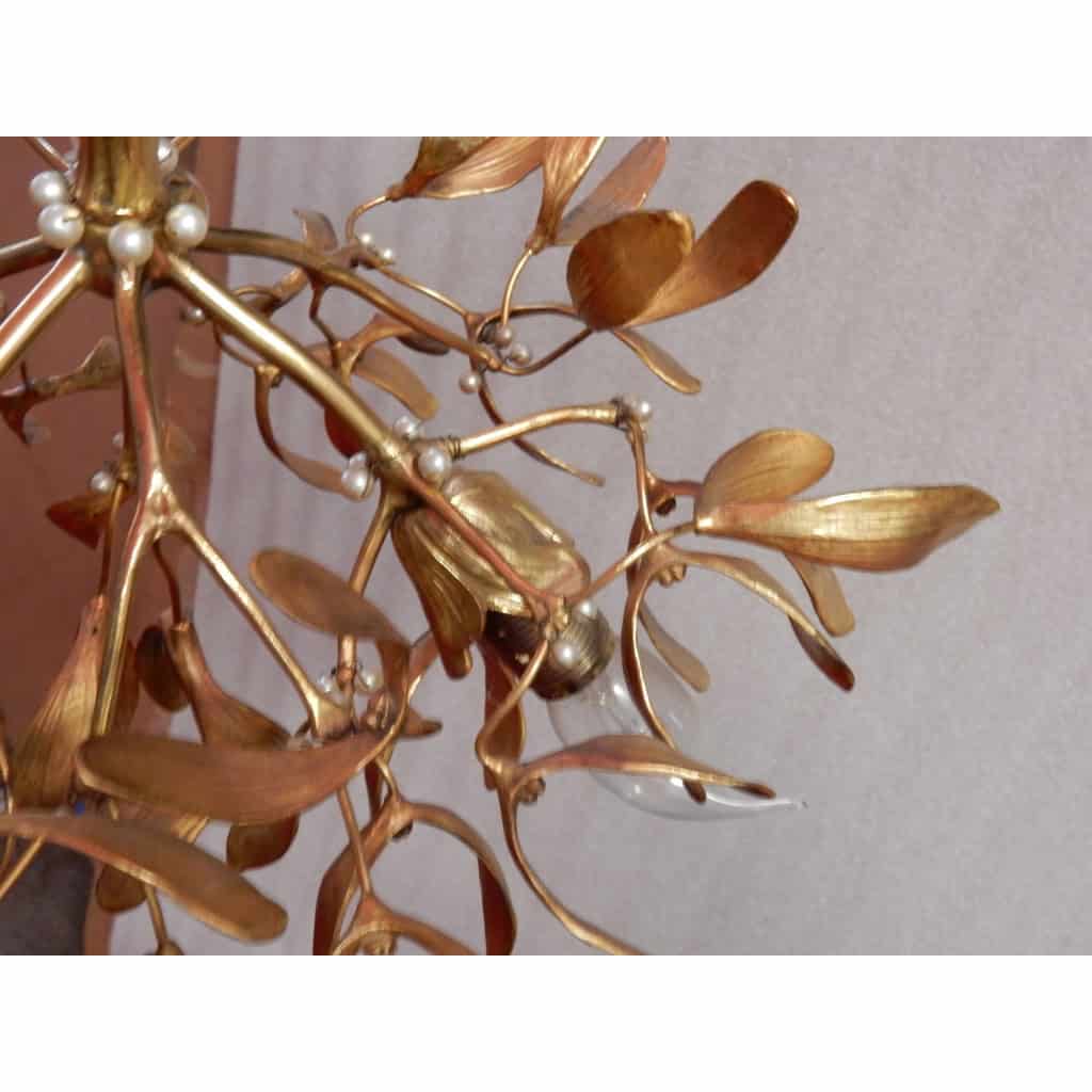 1900′ Lustre Boule de Gui en Bronze Doré Art Nouveau a 3 Lampes Diamètre 43 cm Douilles En Forme De Tulipes | Biron 1900′ Lustre Boule de Gui en Bronze Doré Art Nouveau a 3 Lampes Diamètre 43 cm Douilles En Forme De Tulipes
