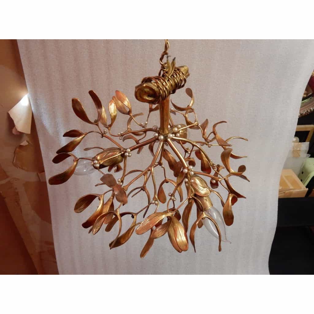 1900′ Lustre Boule de Gui en Bronze Doré Art Nouveau a 3 Lampes Diamètre 43 cm Douilles En Forme De Tulipes | Biron 1900′ Lustre Boule de Gui en Bronze Doré Art Nouveau a 3 Lampes Diamètre 43 cm Douilles En Forme De Tulipes