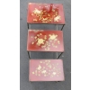 1970′ Série de 3 Tables Gigognes Style Maison Jansen Déco Bambou en Bronze Doré Plateaux avec Laque de Chine Rouge Décor de Paysage avec Oiseau 10